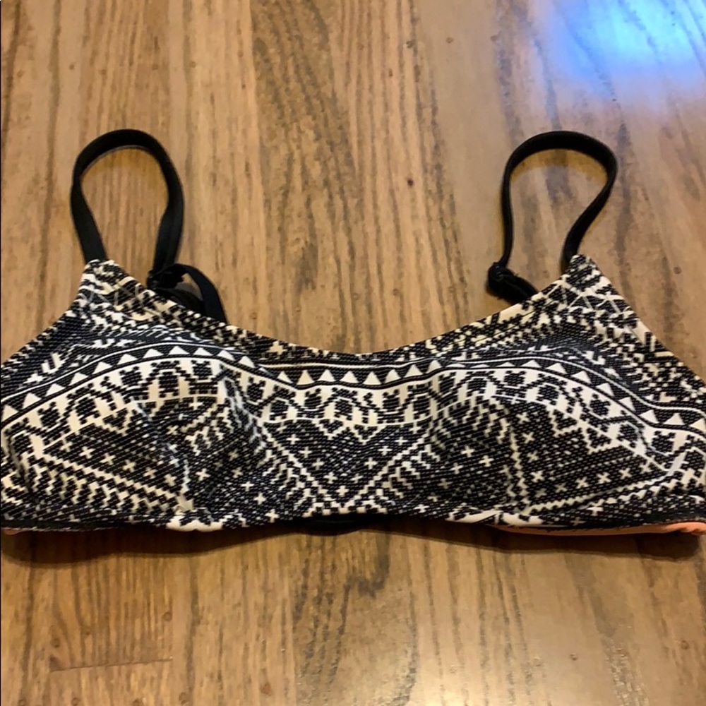 Printed small scoop neck bikini top. Medium